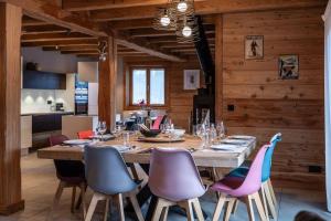 un comedor con una gran mesa de madera y sillas en Chalet Charme & SPA - Serre Chevalier 1500, en Le Monêtier-les-Bains