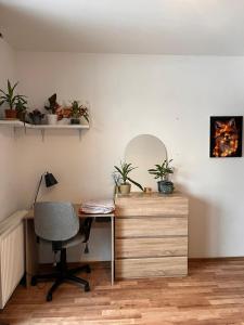 una oficina con escritorio con silla y plantas en Bright Rooms, en Cracovia