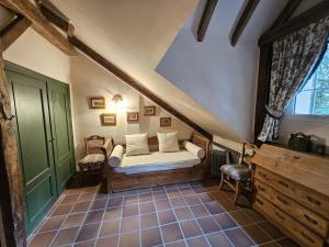 Dormitorio pequeño con cama en el ático en IMEDA CASA LOS PINOS, en Sierra Nevada