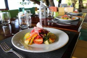 un piatto bianco di cibo su un tavolo di Natural Drake Bay Hotel Boutique a Bahía Drake
