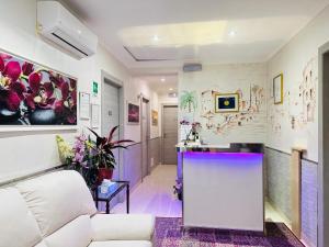 罗马Rome Innitaly Affittacamere o GuestHouse的客厅配有白色沙发和台面