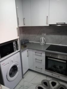 Apartment B&E في توزلا: مطبخ مع غسالة ملابس وغسالة