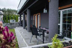 BukowinaApartments in Bukowina的房屋内带桌椅的天井。