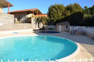 una gran piscina azul en un patio en F2 à Collioure avec piscine et tennis, en Collioure