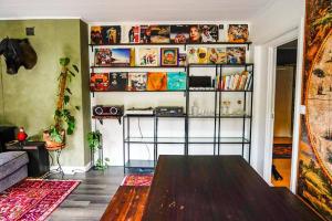 een woonkamer met een tafel en een boekenplank bij Exklusiv takvåning i lantlig miljö in Falun