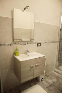 佛羅倫斯的住宿－Florence Rooms Novella，一间带水槽和镜子的浴室