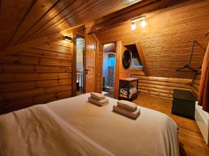 Postel nebo postele na pokoji v ubytování Orino Livadi Chalet III