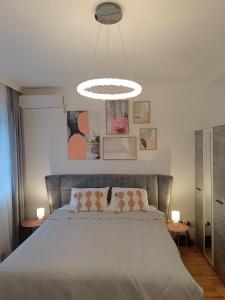 1 dormitorio con 1 cama grande y lámpara en Apartman Ena en Bele Vode