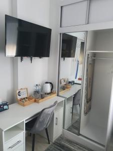 a room with a desk with a tv and a mirror at Comfort Stay, EV, Parking in Bolesławiec
