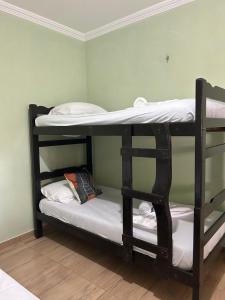 ジジョーカ・デ・ジェリコアコアラにあるCasita lagoa paraísoの二段ベッド2組が備わる客室です。