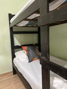 Bunk bed o mga bunk bed sa kuwarto sa Casita lagoa paraíso