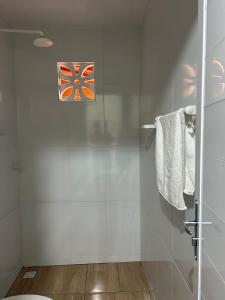 baño con ducha y puerta de cristal en Casita lagoa paraíso, en Jijoca de Jericoacoara