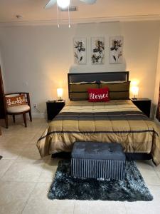 1 dormitorio con cama extragrande y almohada roja en Paradise en Miami