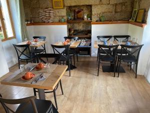 - un restaurant avec des tables et des chaises en bois dans une chambre dans l'établissement Chambres d'Hôtes Barraconu, à Porto-Vecchio