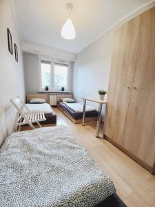 Sala de estar con 2 camas y mesa en Dobre Sny na Konopnej en Bydgoszcz