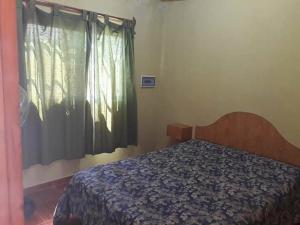 サン・ラファエルにあるLos Abuelosのベッドルーム(ベッド1台、窓付)