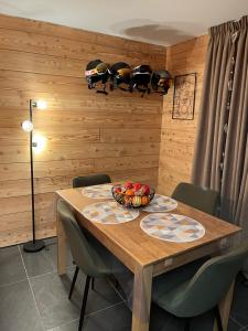 un tavolo in legno con un cesto di frutta sopra di Studio neuf et chaleureux a Vars