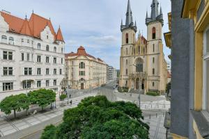 プラハにあるModern Apartment - Prague Centreの高層ビル2棟の街並み