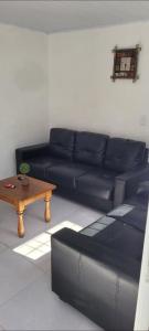 - un salon avec un canapé et une table basse dans l'établissement Apartamento Romian 2, à Paysandú