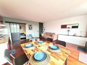 ein Wohnzimmer mit einem Tisch und Stühlen sowie eine Küche in der Unterkunft Bel appartement F2 42 m2 in Ivry-sur-Seine