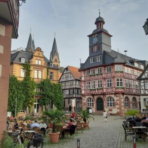 a building with a clock tower in a courtyard at Ferienwohnung Zentrumsnah in Heppenheim in Heppenheim an der Bergstrasse