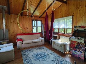 uma sala de estar com sofás e um jogo de vídeo em Casa o habitacion en carretera austral em Puerto Montt