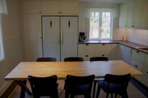 cocina con mesa de madera y sillas en Scoutstugan, en Falun