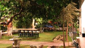 een park met tafels en stoelen onder een boom bij Role Street Hostel in Antalya