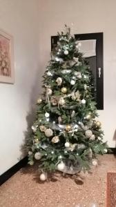 uma árvore de Natal com ornamentos numa sala em Il Selese em Monticello Conte Otto