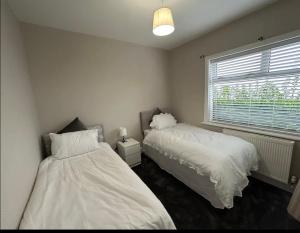 מיטה או מיטות בחדר ב-Cosy yet spacious bungalow