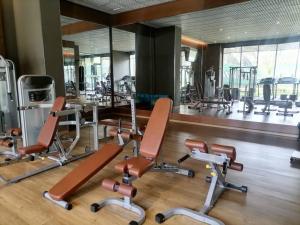 een sportschool met veel fitnessapparatuur erin bij Intimate Studio Apartment - Mirage Residence in Accra