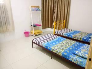Homestay Ambangan Height SP في سونغاي بيتاني: غرفة بسريرين في غرفة