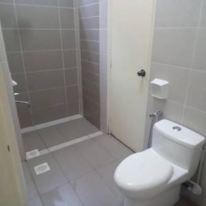 Homestay Ambangan Height SP في سونغاي بيتاني: حمام ابيض مع مرحاض ودش