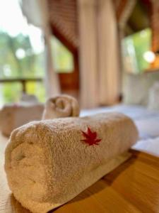 un rouleau de serviettes recouvert d'une feuille d'érable rouge dans l'établissement Increíble casa 5 estrellas en Cariló. Full equiped, à Carilo