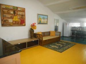 un soggiorno con un divano e un tavolo di Lindo Apartamento: centro, terraço com linda vista mar e tudo perto! a Porto Seguro Altre 19 foto