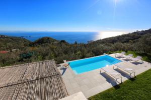 una piscina con vistas al océano en Villa Jarito, en SantʼAgata sui Due Golfi