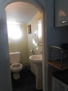 un bagno con un water e un lavandino di Lindo Apartamento: centro, terraço com linda vista mar e tudo perto! a Porto Seguro