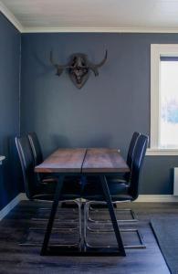 een eetkamer met een houten tafel en stoelen bij Bagarstugan in Falun