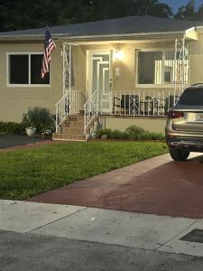 ein Haus mit amerikanischer Flagge davor in der Unterkunft Paradise in Miami