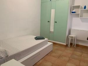 a bedroom with a bed and a glass shower at Apartamento Calypso in Cabo de Palos