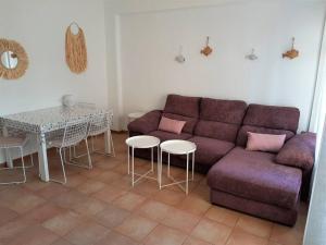 een woonkamer met een bank en een tafel bij Apartamento Calypso in Cabo de Palos