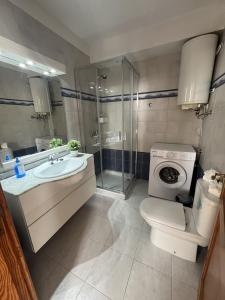 プエルト・デル・カルメンにあるGuincho5Bのバスルーム(トイレ、洗面台、シャワー付)