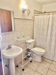 Casa Tranquila في رينكون: حمام مع مرحاض ومغسلة