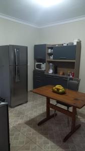 - une cuisine avec une table et des bananes dans l'établissement Casa Térrea, Biu2planet, à Mongaguá