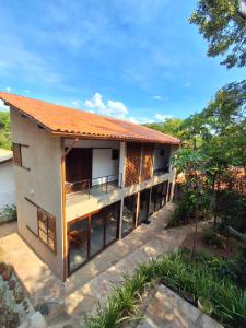 a house with a view of the courtyard at Casa Papa-Vento Pousada in Lençóis