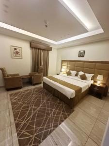 Habitación de hotel con cama grande y sofá en قصر الذهب للوحدات السكنية المخدومة, en Yeda