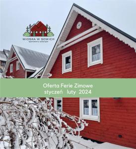 obraz czerwonego domu ze śniegiem w obiekcie Wioska w Sowich Sokolec w mieście Sokolec