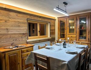a dining room with a table with a white table cloth at Apartments Les Crouses in Valtournenche
