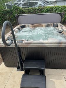 eine Whirlpool-Badewanne mit einer Bank darin in der Unterkunft Vera’s vacation in Bradenton