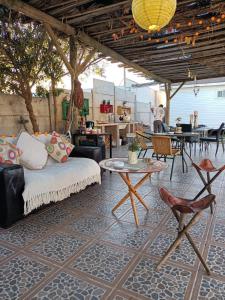 patio z kanapą, krzesłami i stołem w obiekcie Cabañas Toto Península Beach w mieście Totoralillo